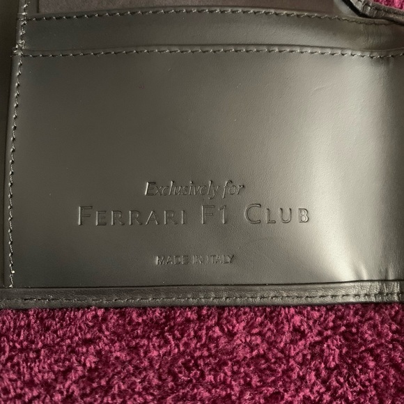 FERRARI Passport and document holder EXCLUSIVELY FOR FERRARI F1 CLUB - Picture 3 of 4